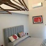 Questa Casa Non E'un Bed & Breakfast