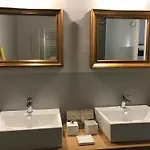 Questa Casa Non E'un